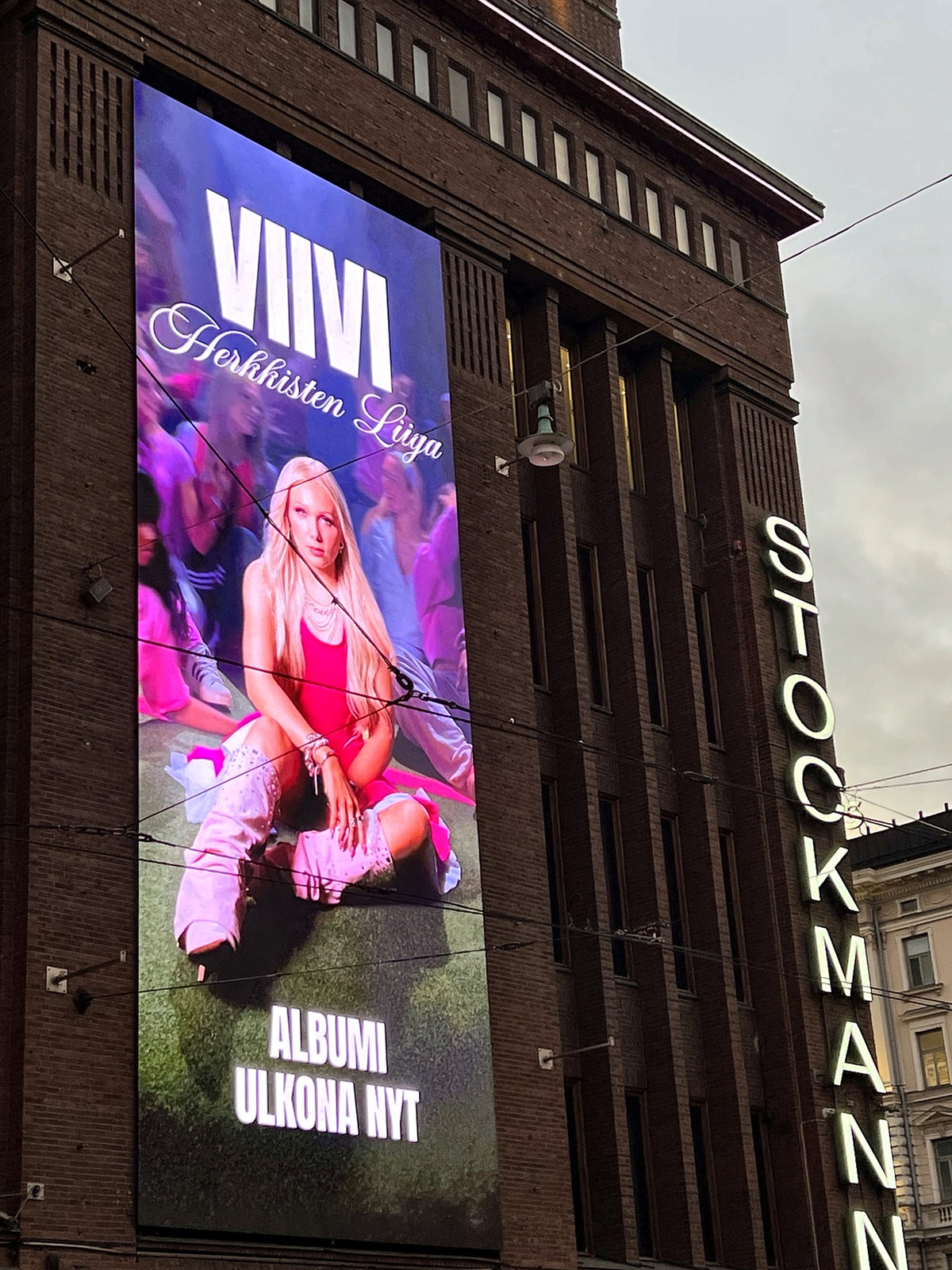 VIIVIn Herkkisten liiga -albumin mainos Helsingin Stockmannilla, jalassa Denim Heights -bootsit